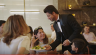 بالفيديو..شاروخان يقدم المأكولات للزبائن في أحد المطاعم