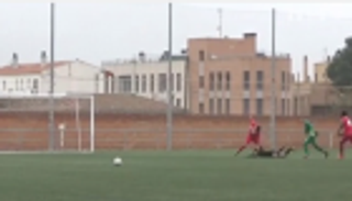بالفيديو.. لاعب يعاقب حكما بالضرب اعتراضا على ركلتي جزاء