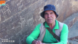 إيراني يحاول كشف أسرار النقوش في صخور بلاده