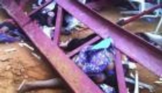 بالصور.. 100 ضحية لانهيار سقف كنيسة على مصلين بنيجيريا