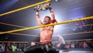 ناكامورا يحطم ساموا جو ويستعيد لقب "NXT"