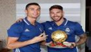 "كعكة ذهبية" هدية تتويج رونالدو بـ "البالون دور"