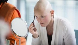 سقوط شعر مريضات السرطان