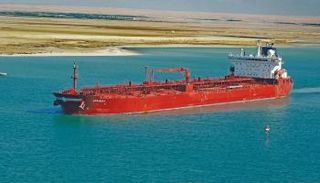 ناقلة نفط تعبر قناة السويس 