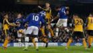 رأس وليامز تقود إيفرتون لفوز مثير على أرسنال