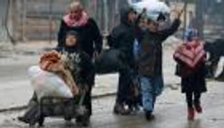 مأساة خروج سكان حلب.. عرقلة إيرانية وتجدد للقصف السوري