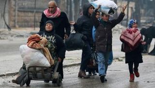 مأساة خروج سكان شرق حلب تواجه العراقيل والقصف