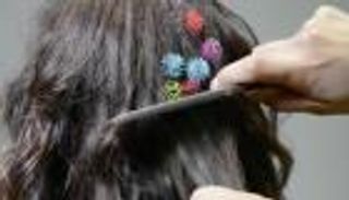 هل تعاني من شعر طفلك المجعد؟.. هذا هو السبب