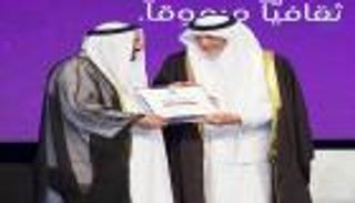 حاكم الشارقة يتسلم تكريم "مسيرة عطاء" في حفل جائزة الإبداع العربي
