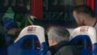 روني ينفجر بتحطيم زجاج الدكة أمام بالاس