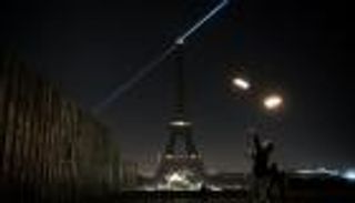  برج إيفل يطفئ أنواره تضامنا مع حلب