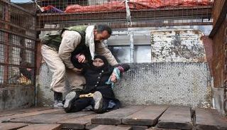 سيدة مريضة تنتظر الإجلاء لغرب حلب