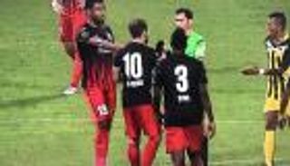لاعب الأهلي الإماراتي يرفع الحذاء في وجه الحكم