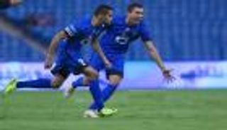 غفلة الدفاع وخطأ الحارس يهديان الهلال التقدم على النصر