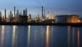 النفط يرتفع بفعل تخفيضات الإنتاج