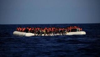 زورق مكتظ بمهاجرين أفارقة في البحر المتوسط قبالة ليبيا