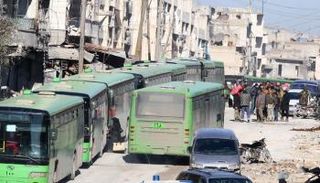 أشخاص يستقلون حافلات لإجلائهم من منطقة خاضعة للمعارضة في شرق حلب