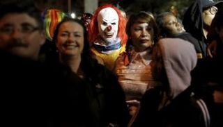 رجل يرتدي ملابس مهرج مرعب في قرية جرينيتش