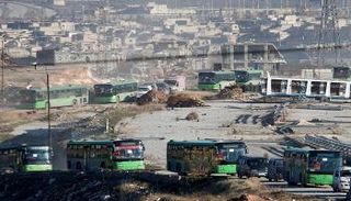 حافلات تشارك في عمليات الإجلاء من شرق حلب