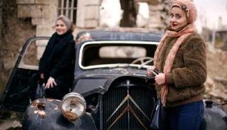 سوريات يلتقطن الصور التذكارية