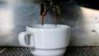 شاب سعودي يدفع 4 أشهر في السجن ثمنا لكوب قهوة 