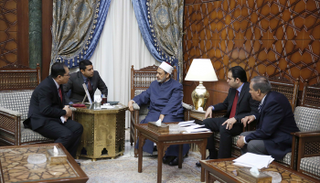 شيخ الأزهر أثناء استقبال سفير ميانمار بالقاهرة