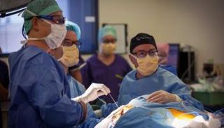 الأطباء يزرعون المضخة في بطن ناتالي