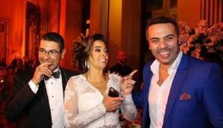داليا البحيري مع عريسها وأحد الأصدقاء