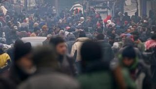 سكان من حلب ينتظرون الإجلاء
