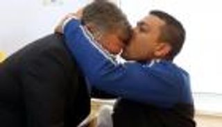 بالصور.. لقطات إنسانية في زيارة ملك الأردن لمصابي الكرك