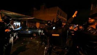 محققو الشرطة يفتشون الشاحنة التي دهست حشدا في سوق لعيد الميلاد