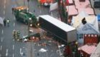 بالفيديو.. شاهد عيان "بطل" يقبض على منفذ حادث الدهس ببرلين