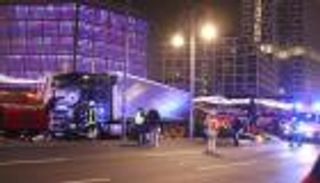 اعتقال سائق شاحنة سوق برلين.. وميركل في حالة حداد