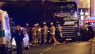 بالصور.. 12 قتيلا وعشرات المصابين حصيلة اقتحام شاحنة لسوق في برلين