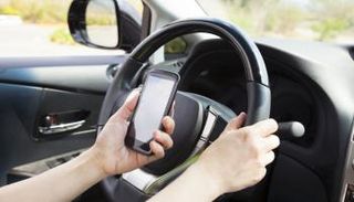 استخدام الهاتف أثناء القيادة