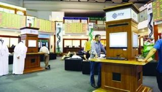 مستثمرون داخل سوق  دبي المالي