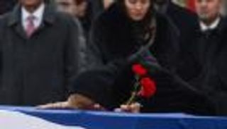 بالفيديو.. زوجة سفير روسيا بأنقرة تستقبل جثمانه بالدموع والورود