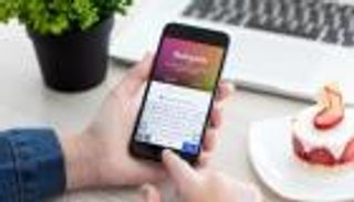 أنستقرام يواجه سناب شات بالملصقات الذكية