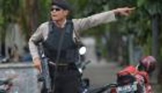 القبض على 3 ألقوا قنبلة على قوة للشرطة في إندونيسيا