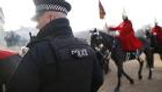 بعد برلين.. لا متفرجين أثناء تغيير حرس قصر باكينجهام بلندن