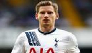 والدة مدافع توتنهام تلمح إلى قرب رحيله