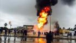 بالصور.. مصرع 4 تلاميذ انفجرت بحافلتهم شاحنة وقود في ليبيا