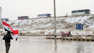 جندي سوري يشرف على عملية الإجلاء