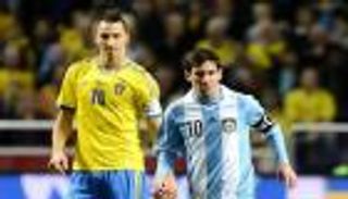 إبرا: إذا ما منحوني الكرة الذهبية سأسلمها لميسي فورا