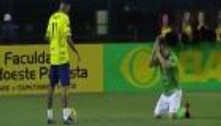 بالفيديو.. لاعب يتوسل إلى نيمار لعدم إذلاله