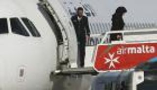 بالصور.. الإفراج عن أغلب ركاب وطاقم الطائرة الليبية.. ونائب من بين المحتجزين