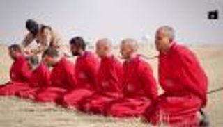 ملامح الرعب تغيب عن ضحايا داعش.. رهائن وخبراء يكشفون السبب