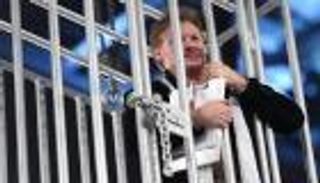 حبس جيريكو بقفص حديدي خلال نزال رينز وأوينز المرتقب