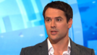 أوين يتوقع فوز فريقه السابق بالدوري الإنجليزي