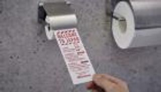 اليابان.. مناديل خاصة لتنظيف هاتفك في دورات المياه